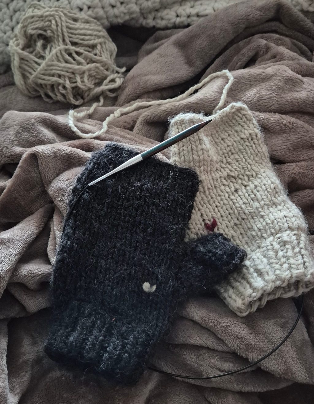 Knitting for, knitting from – material reflections on&nbsp;love